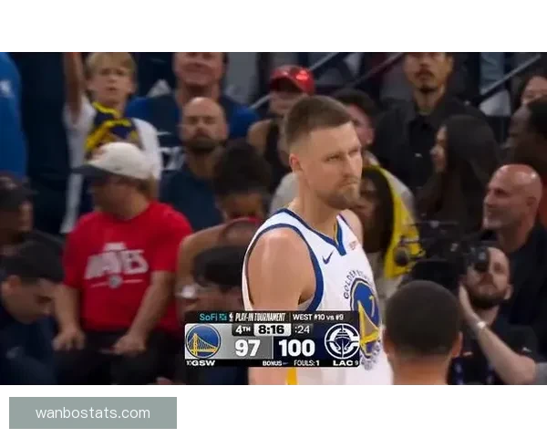 勇士25次失误惨败活塞追梦零分意外撞到女球迷波尔津吉斯伤退得5分